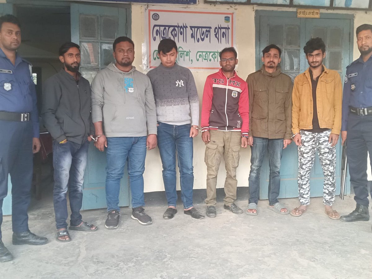 ঝটিকা মিছিলের পর পুলিশের অভিযানে আটক ছাত্রলীগের ছয় নেতা-কর্মী। শুক্রবার নেত্রকোনা মডেল থানায়