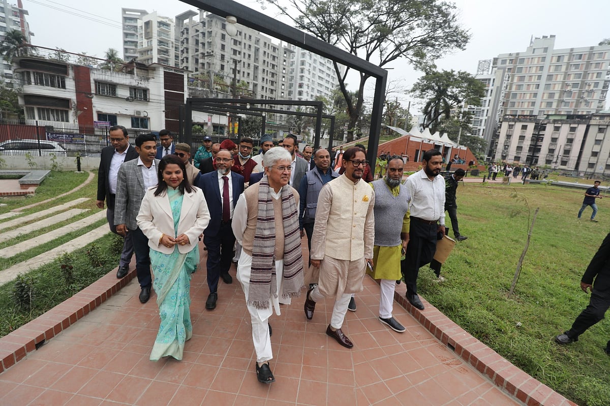 চট্টগ্রাম নগরের পাঁচলাইশ এলাকায় ‘জুলাই স্মৃতি উদ্যান’ অন্তর্বর্তী সরকারের শিল্প এবং গৃহায়ণ ও গণপূর্তবিষয়ক উপদেষ্টা আদিলুর রহমান খান। আজ শুক্রবার বেলা সাড়ে ১১টায়