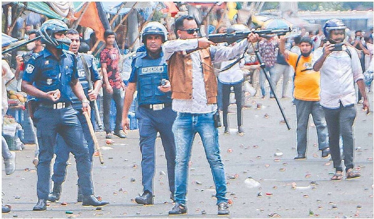 নারায়ণগঞ্জ ডিবির তৎকালীন এসআই মাহফুজুর রহমানের অস্ত্র হাতে গুলি করার এই ছবি ঘটনার পর আলোচিত হয়। ২০২২ সালের ১ সেপ্টেম্বর নারায়ণগঞ্জের ২ নম্বর রেলগেট এলাকায়