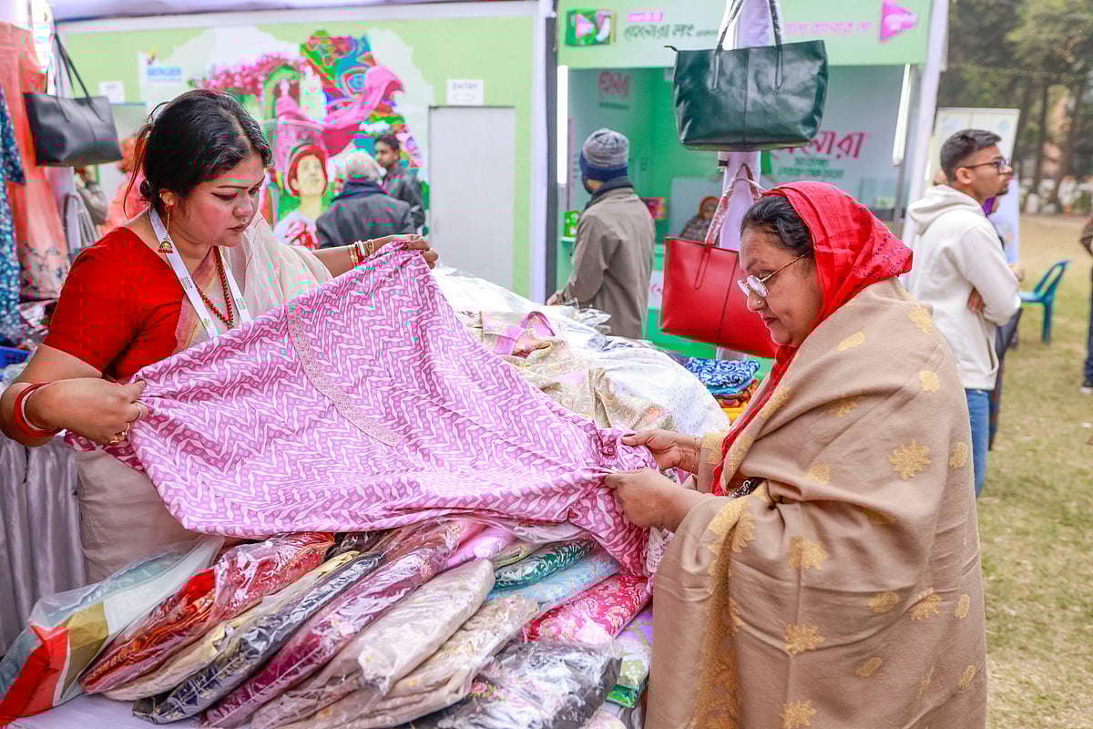 শান্তিবাড়ি আয়োজিত ভালো থাকার উৎসবের অংশ হিসেবে মেলার আয়োজন করা হয়েছে বাংলা একাডেমি প্রাঙ্গণে। একটি স্টলে জামা দেখছেন এক নারী