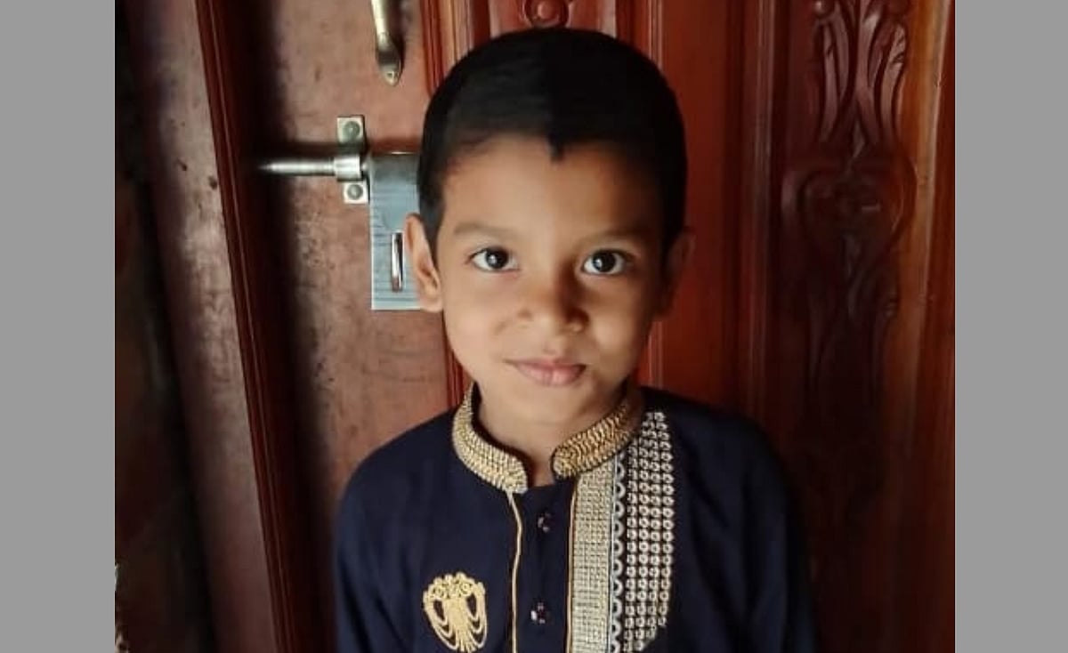 ইমন হোসেন নামের এই শিশুটি গতকাল পানিতে ডুবে মারা গেছে বলে জানিয়েছে পরিবার