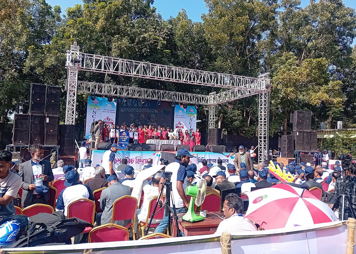 নবীন চন্দ্র সরকারি মডেল উচ্চবিদ্যালয়ের ১১৬ বছর পূর্তি অনুষ্ঠানে শিক্ষার্থীরা। আজ শনিবার সকালে