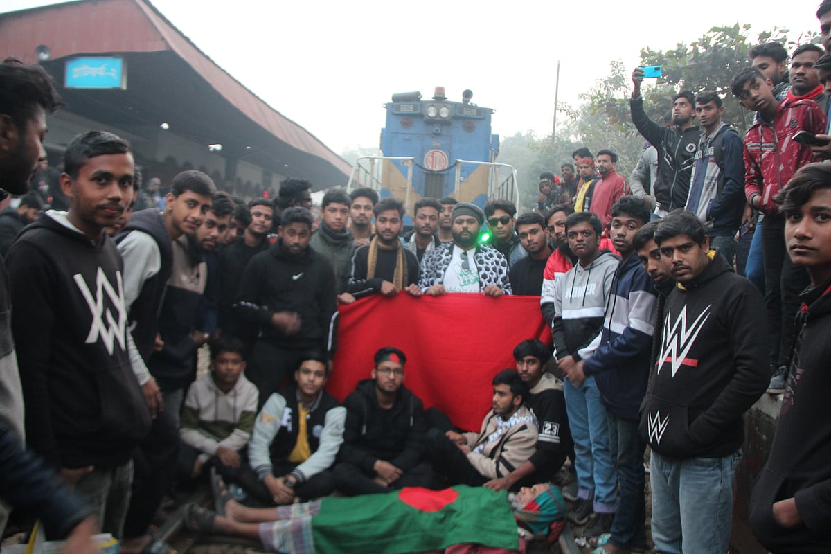 ট্রেনের যাত্রাবিরতির দাবিতে ট্রেন থামিয়ে মানববন্ধন। শনিবার বিকেলে আলমডাঙ্গা স্টেশনে