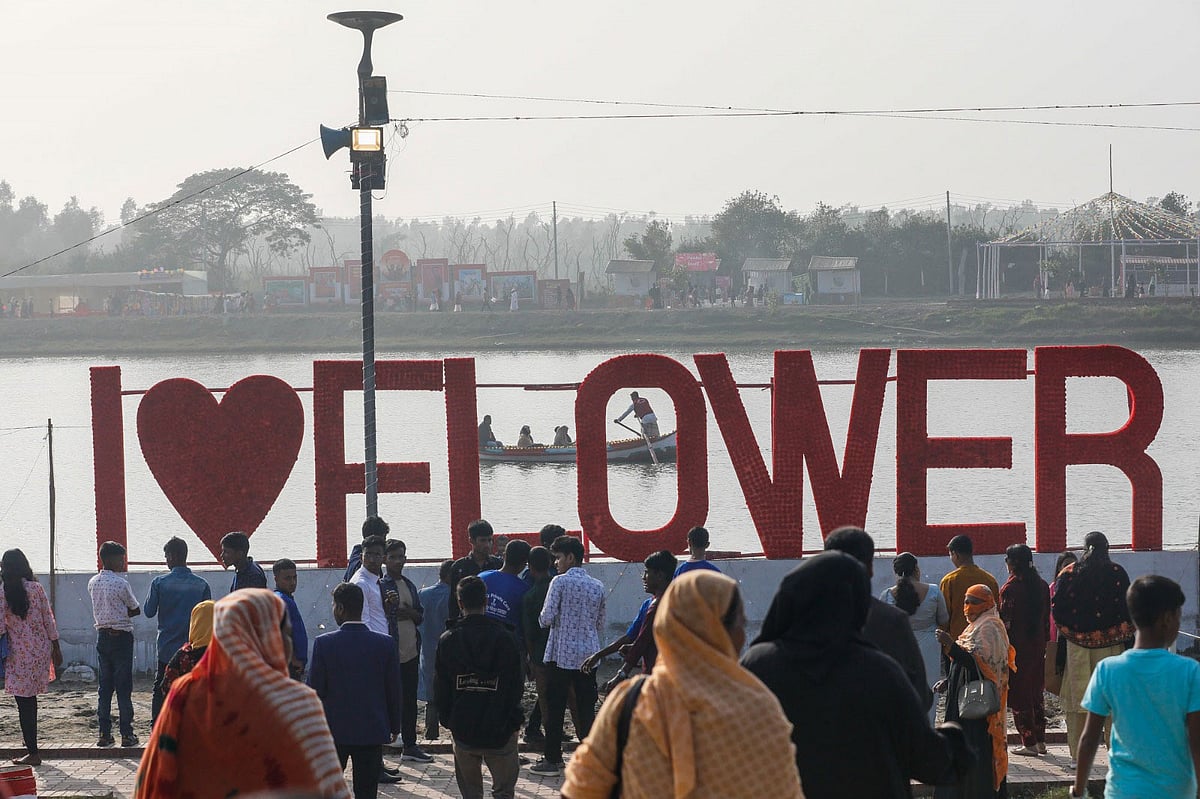 চট্টগ্রামের সীতাকুণ্ডের ডিসি পার্কে আজ শুরু হয়েছে মাসব্যাপী ফুল উৎসব। উৎসবের প্রথম দিনই বিপুল দর্শনার্থী ভিড় করেন। আজ বিকেল সাড়ে ৩টায়