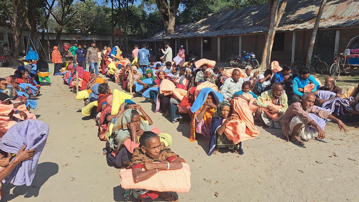 প্রথম আলো ট্রাস্টের উদ্যোগে নীলফামারী সদর উপজেলার টুপামারী ইউনিয়নে ১৫০ জন শীতার্ত মানুষকে একটি করে কম্বল দেওয়া হয়। শনিবার সকালে