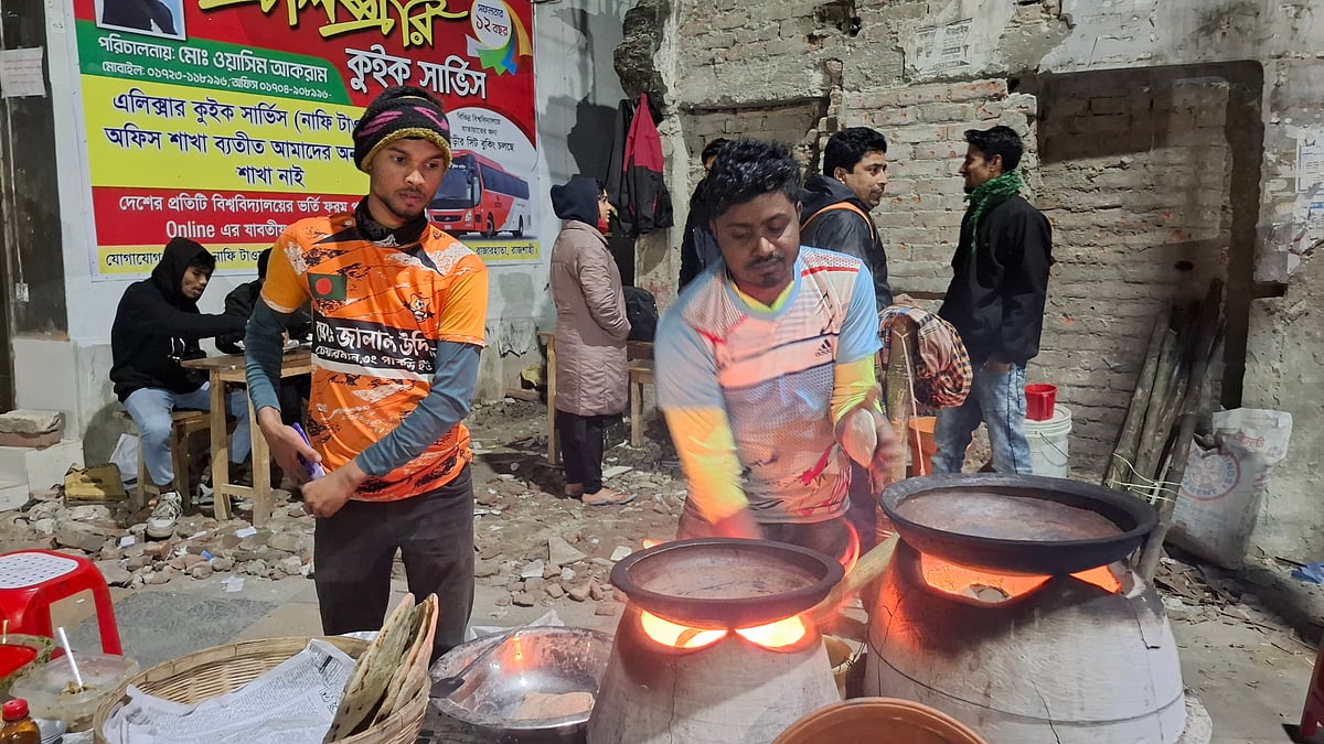 ফুটপাতে কালাই রুটি তৈরি করে বিক্রি করেন তাঁরা। শুক্রবার রাতে রাজশাহী নগরের সোনাদিঘির মোড়ে