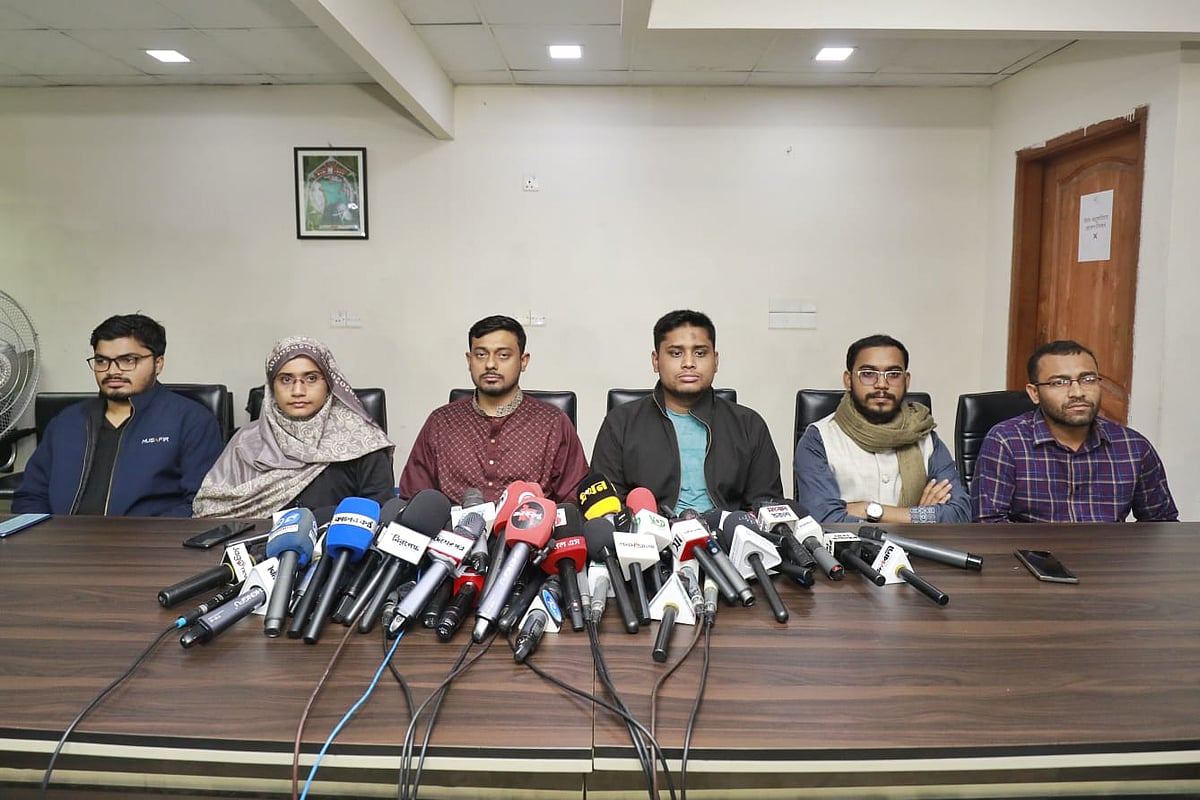 আজ শনিবার দুপুরে রাজধানীর বাংলামোটরে বৈষম্যবিরোধী ছাত্র আন্দোলনের কেন্দ্রীয় কার্যালয়ে যৌথ সংবাদ সম্মেলন করে কর্মসূচির কথা জানিয়েছেন বৈষম্যবিরোধী ছাত্র আন্দোলন ও জাতীয় নাগরিক কমিটির নেতারা