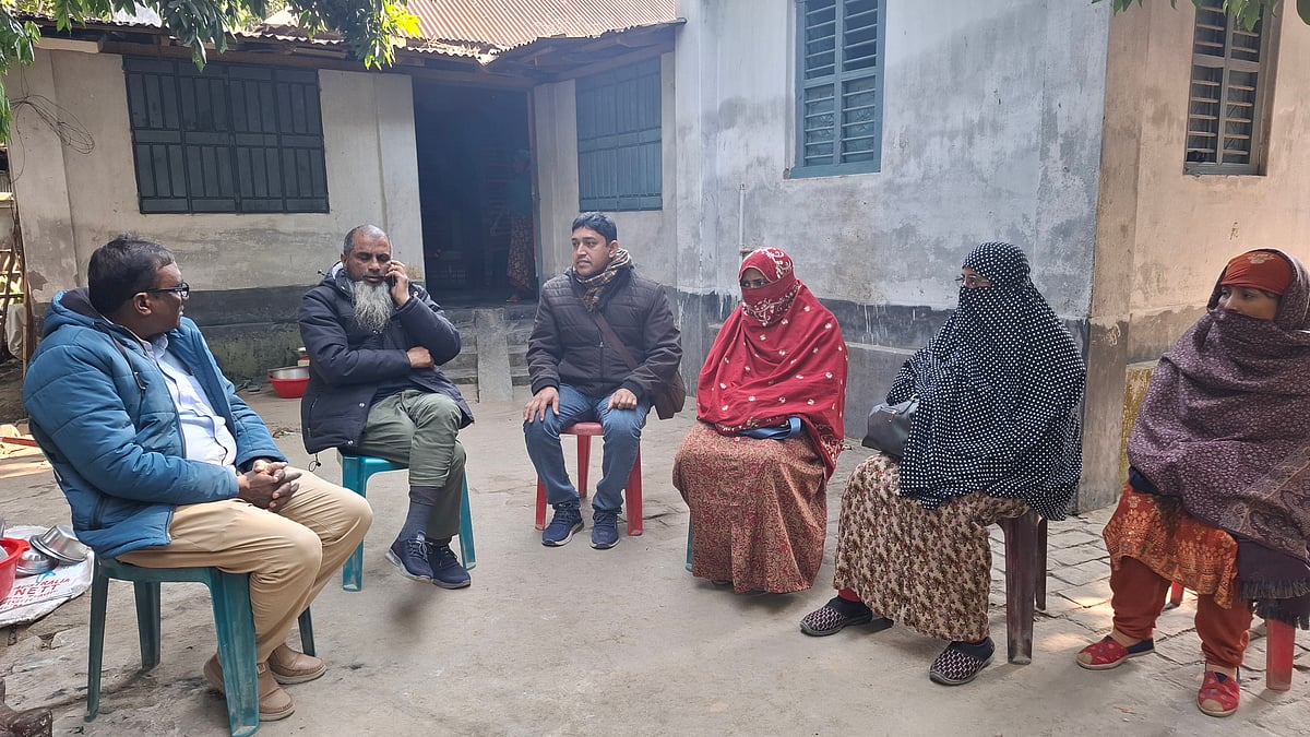 সড়ক দুর্ঘটনায় নিহত স্কুলশিক্ষিকা তোজাম্মিন শাহনাজের পরিবারকে সান্তনা দিতে বাড়িতে এসেছেন দৌলতপুর সরকারি প্রাথমিক বিদ্যালয়ের শিক্ষকেরা। আজ দুপুরে ঠাকুরগাঁওয়ের পীরগঞ্জ উপজেলার মিত্রবাটী এলাকায়