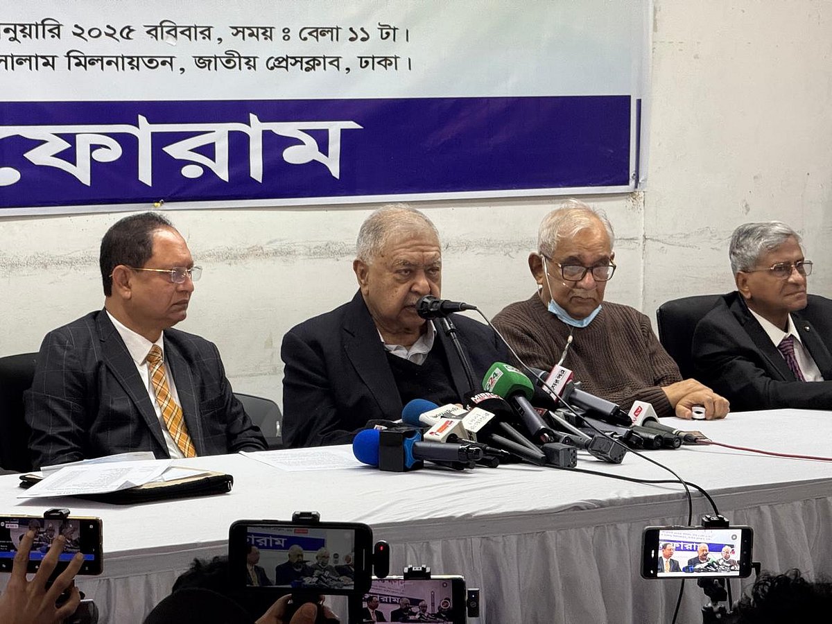 গণফোরামের পূর্ণাঙ্গ কেন্দ্রীয় কমিটি ঘোষণা ও সমসাময়িক রাজনৈতিক পরিস্থিতি নিয়ে আয়োজিত এক সংবাদ সম্মেলনে বক্তব্য দেন ড. কামাল হোসেন। জাতীয় প্রেসক্লাব, ৫ জানুয়ারি