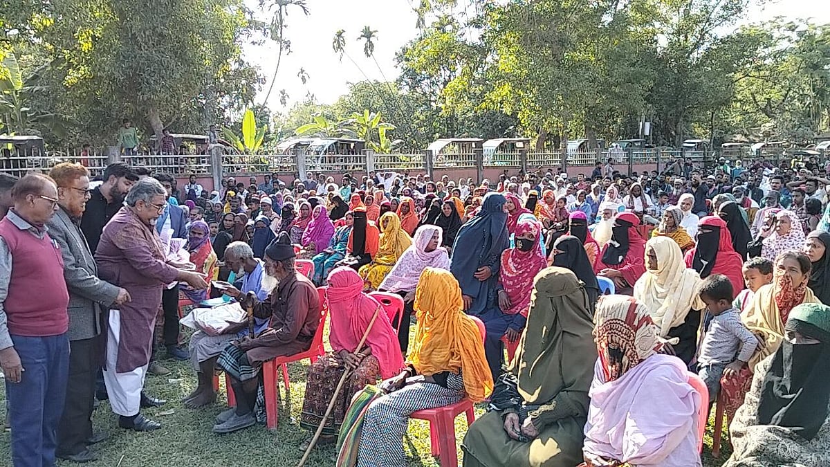 হালুয়াঘাটের স্বদেশি ইউনিয়নের ঘাসিগাঁও হাইস্কুল মাঠে শীতবস্ত্র বিতরণ করেন এমরান সালেহ। আজ রোববার দুপুরে