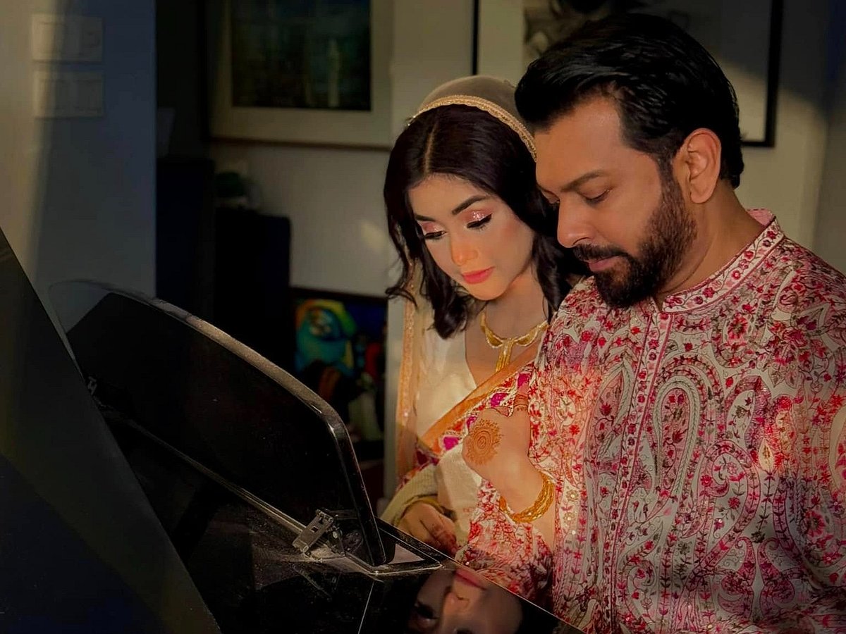নতুন বউকে পাশে নিয়ে পিয়ানোতে সুর তুললেন তাহসান