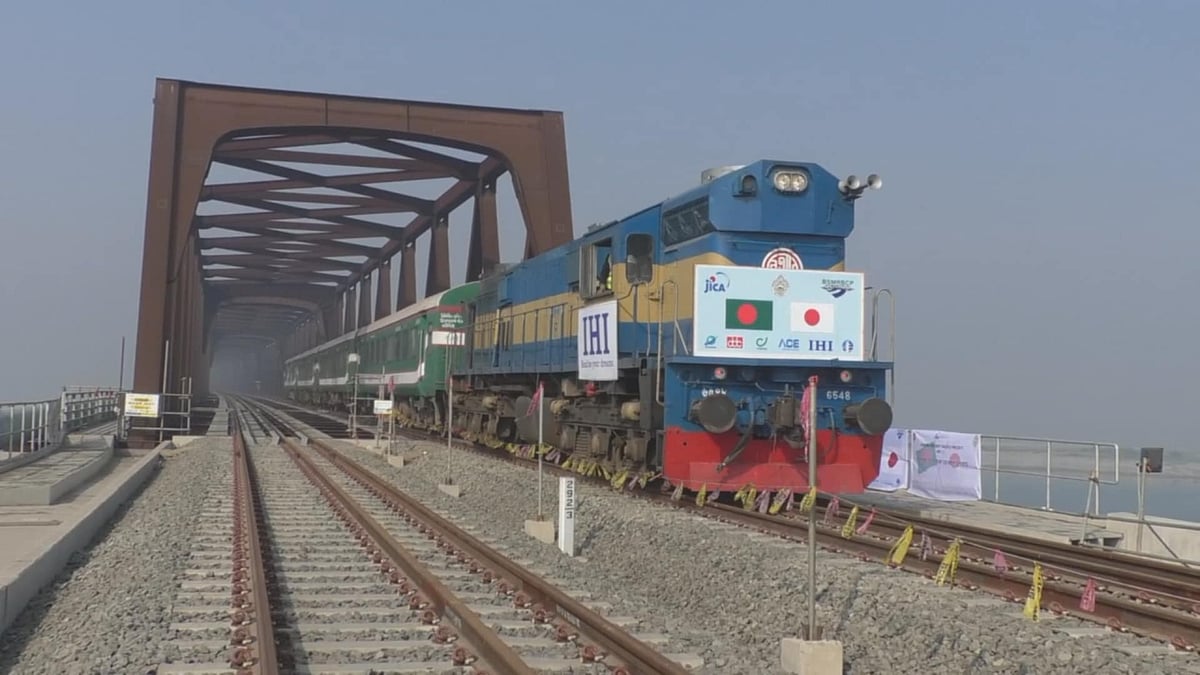 যমুনা নদীর ওপর নির্মিত দেশের বৃহত্তম যমুনা রেলসেতু দিয়ে আজ রোববার সর্বোচ্চ ১২০ কিলোমিটার গতিতে পরীক্ষামূলক ট্রেন চলাচল করে