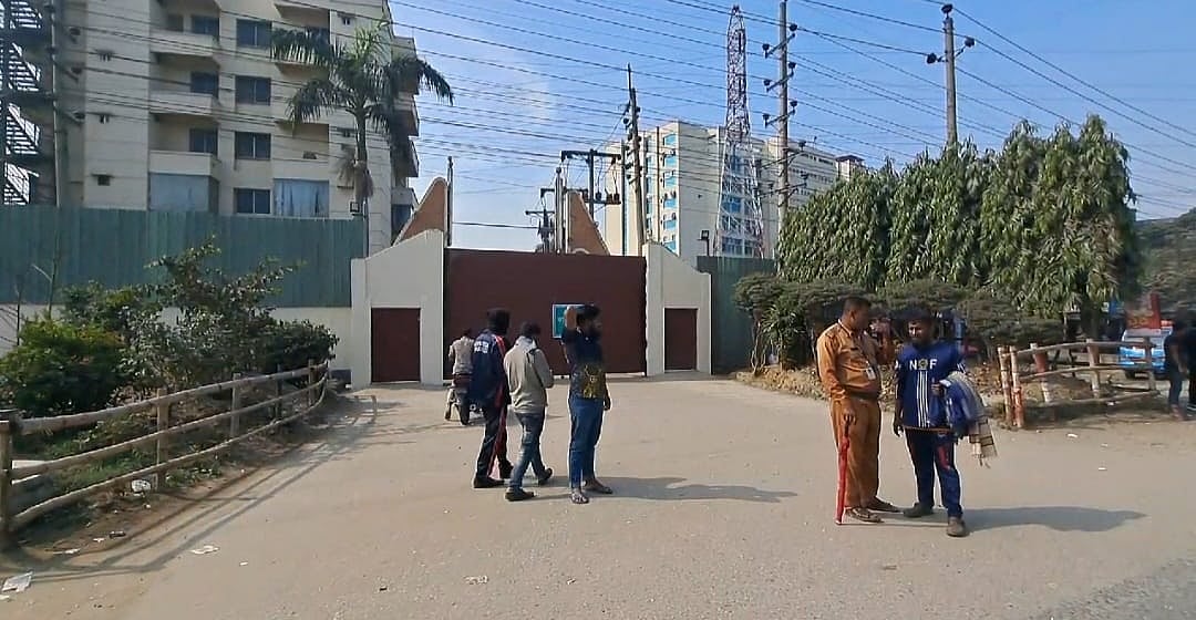 গাজীপুর নগরের জিরানী এলাকার একটি পোশাক তৈরি কারখানার শ্রমিকদের বিক্ষোভের জেরে কয়েকটি কারখানায় ছুটি ঘোষণা করা হয়েছে