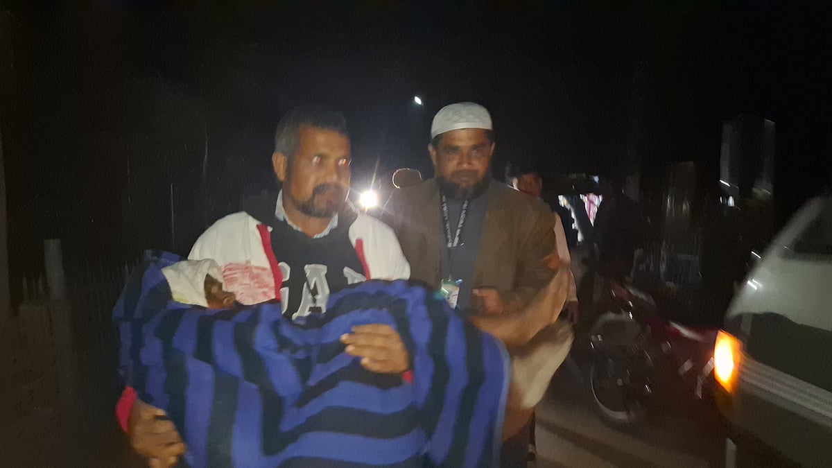 সৈয়দপুরে রাস্তার পাশে পড়ে থাকা বৃদ্ধা রেহানা বেওয়ারকে নিয়ে যাওয়া হচ্ছে বৃদ্ধাশ্রমে। রোববার রাতে