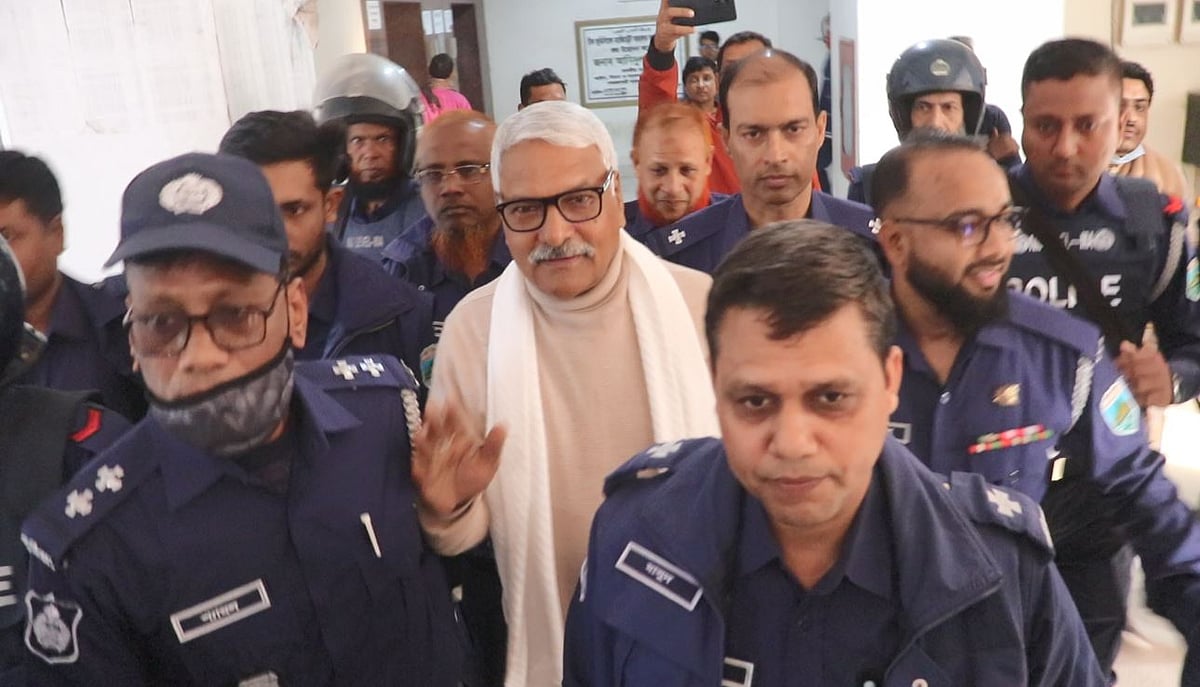 জামিন নামঞ্জুরের পর আদালত থেকে কারাগারে নেওয়া হচ্ছে সাবেক ডেপুটি স্পিকার শামসুল হককে। সোমবার বিকেলে পাবনা আদালতে