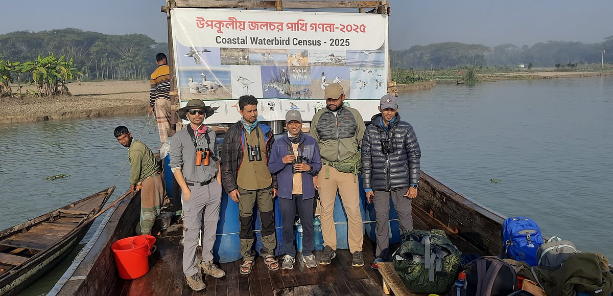 ভোলা খালের খেয়াঘাট থেকে আজ সোমবার সকালে একটি শুমারি দল ভোলার উত্তরে ট্রলারযাত্রার মাধ্যমে শুমারির কার্যক্রম শুরু করে