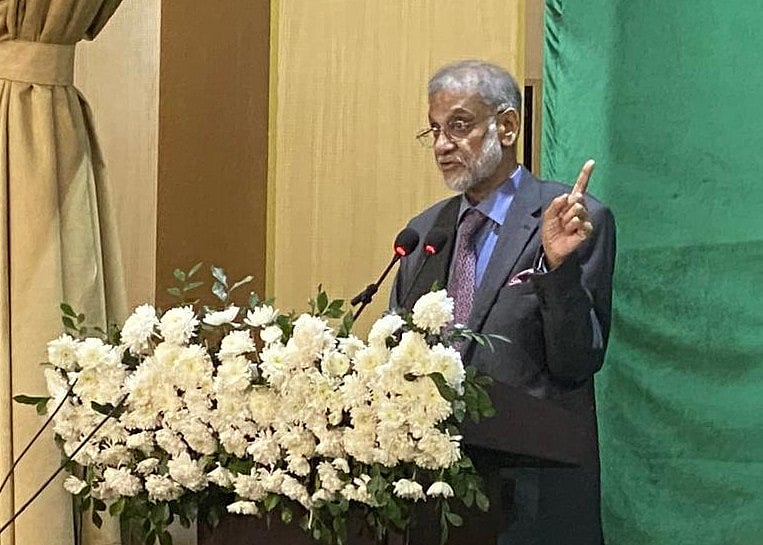 জ্যেষ্ঠ আইনজীবী আবদুর রাজ্জাক সুপ্রিম কোর্ট আইনজীবী সমিতি মিলনায়তনে আয়োজিত সংবর্ধনা অনুষ্ঠানে বক্তব্য দেন। ঢাকা, ৬ জানুয়ারি