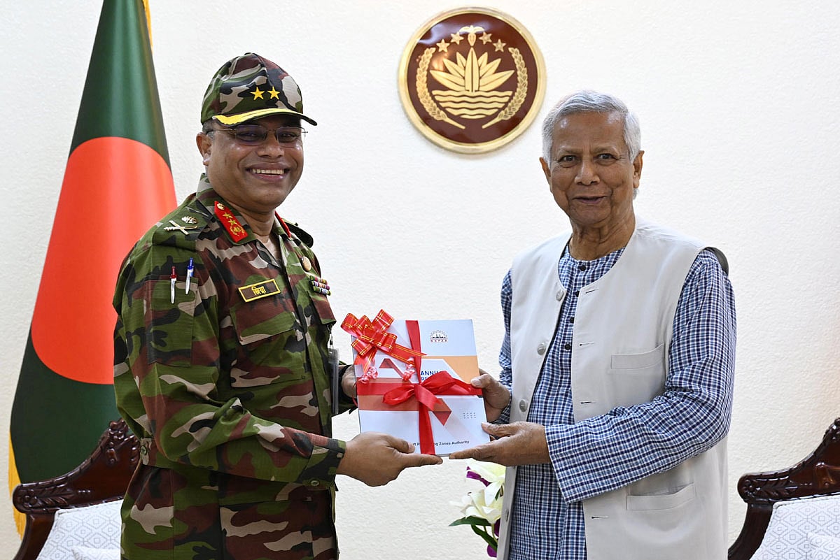 প্রধান উপদেষ্টা অধ্যাপক মুহাম্মদ ইউনূসের হাতে ২০২৩-২৪ অর্থবছরের বেপজার বার্ষিক প্রতিবেদন তুলে দেন সংস্থাটির নির্বাহী চেয়ারম্যান মেজর জেনারেল আবুল কালাম মোহাম্মদ জিয়াউর রহমান। প্রধান উপদেষ্টার কার্যালয়, ঢাকা, ৬ জানুয়ারি