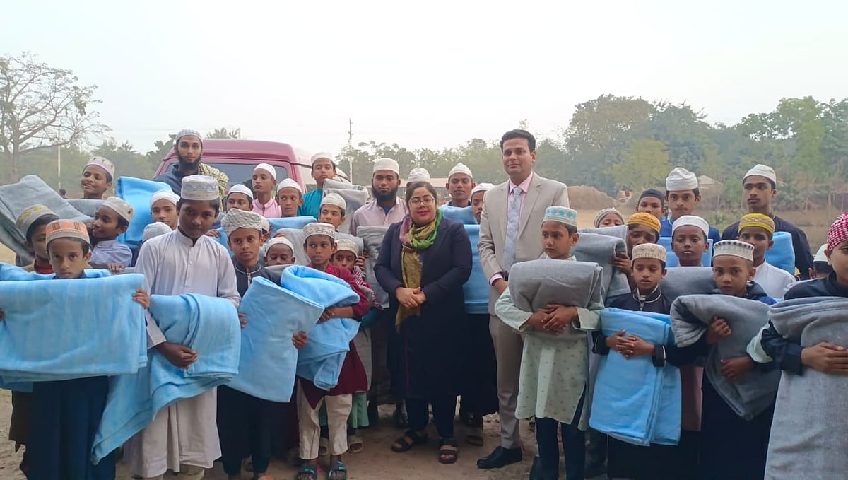 অনুমতি পাওয়ার পর শুরু হয়েছে কম্বল বিতরণ। আজ সোমবার বিকেলে রাজশাহীর মোহনপুর উপজেলার সইপাড়া হাফিজিয়া মাদ্রাসা ও এতিমখানায়