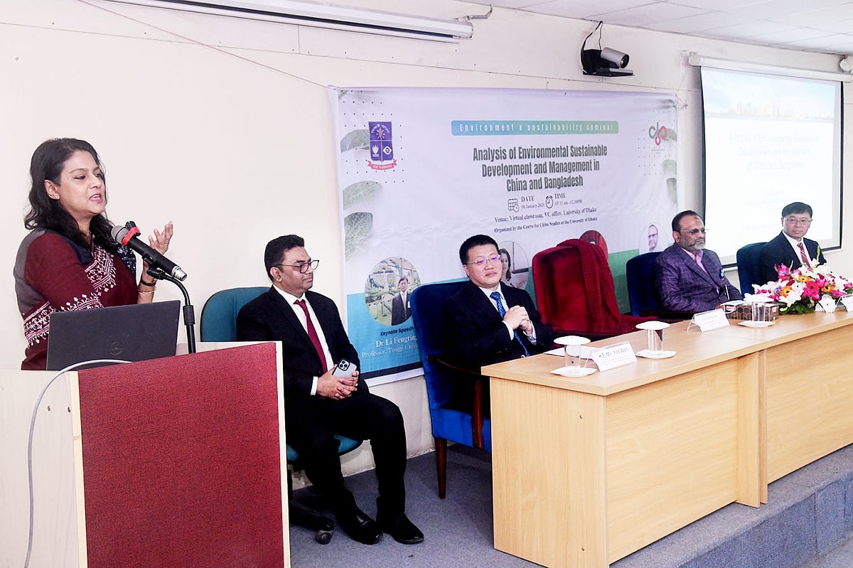 পরিবেশ উপদেষ্টা সৈয়দা রিজওয়ানা হাসান ‘অ্যানালাইসিস অব এনভায়রনমেন্টাল সাসটেইনেবল ডেভেলপমেন্ট অ্যান্ড ম্যানেজমেন্ট ইন চায়না অ্যান্ড বাংলাদেশ’ শীর্ষক সেমিনারে বক্তব্য দেন। ঢাকা, ৬ জানুয়ারি ২০২৫
