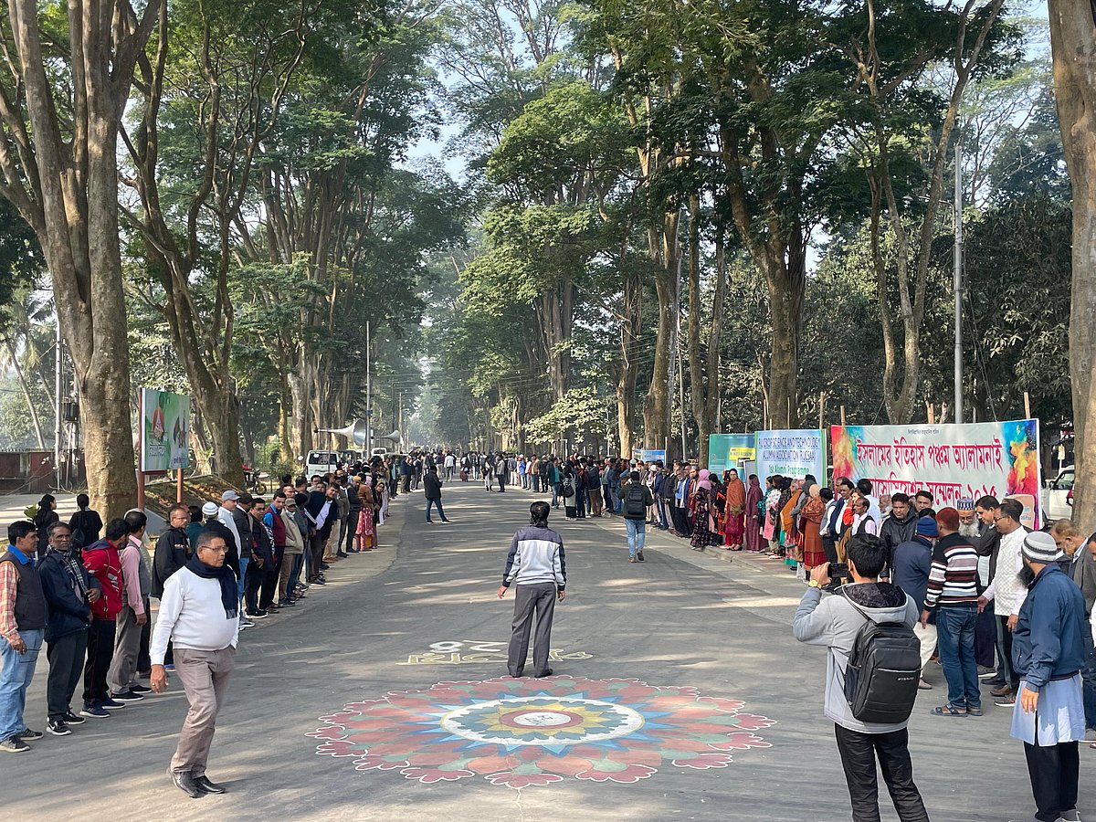 রাজশাহী বিশ্ববিদ্যালয়ের ভর্তি পরীক্ষায় পোষ্য কোটা পুনর্বহালের দাবিতে মানববন্ধন করেছেন কর্মকর্তা-কর্মচারীরা। আজ সোমবার বিশ্ববিদ্যালয়ের প্যারিস রোডে