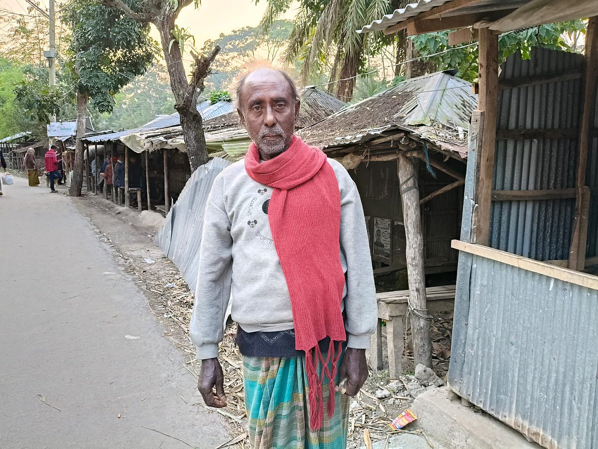 ষাটোর্ধ্ব দেবেন মণ্ডল এখন গান গেয়ে দিন পার করেন