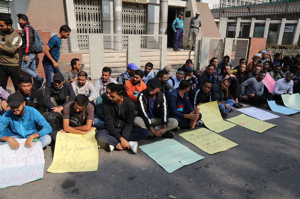 দ্বিতীয় দিনের মতো অবস্থান কর্মসূচি পালন করেন অব্যাহতি পাওয়া পুলিশের শিক্ষানবিশ উপপরিদর্শকেরা। সোমবার সচিবালয়ের সামনে