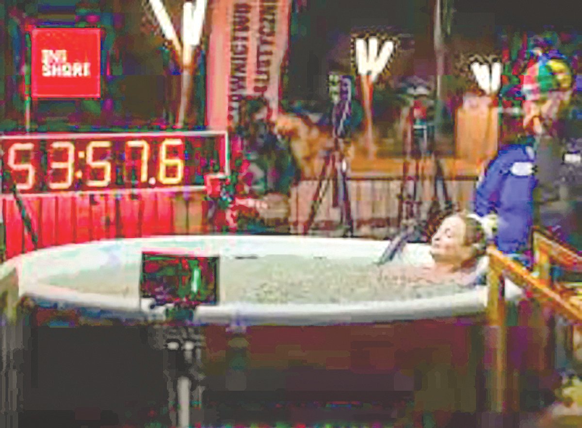 পোল্যান্ডের একটি শহরের বরফ পানির পুলে পার্লাক্রমে নেমেছেন প্রায় ২০০ জন