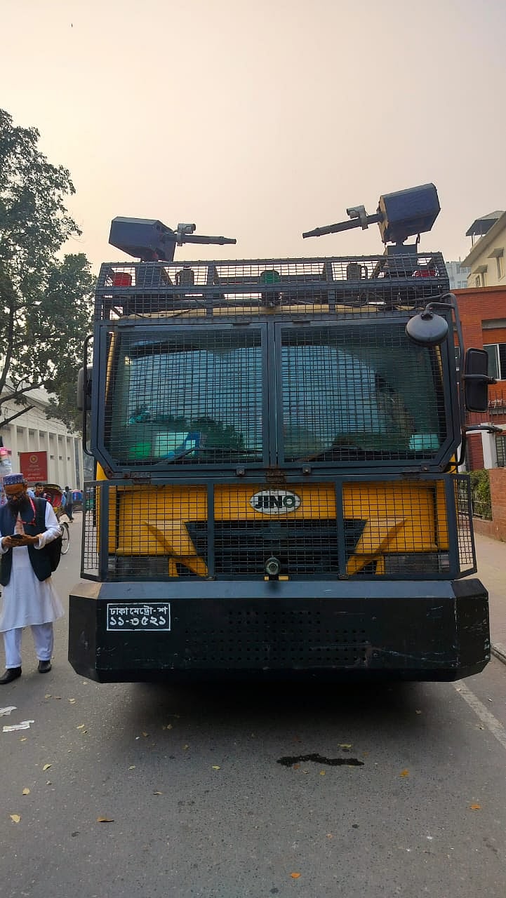 প্রাইম এশিয়া ইউনিভার্সিটির শিক্ষার্থীদের ধাওয়া দিয়ে ছত্রভঙ্গ করার পর সচিবালয়ে সামনে অবস্থান নেয় পুলিশের সাঁজোয়া যানে (এপিসি)। আজ মঙ্গলবার বিকেলের চিত্র