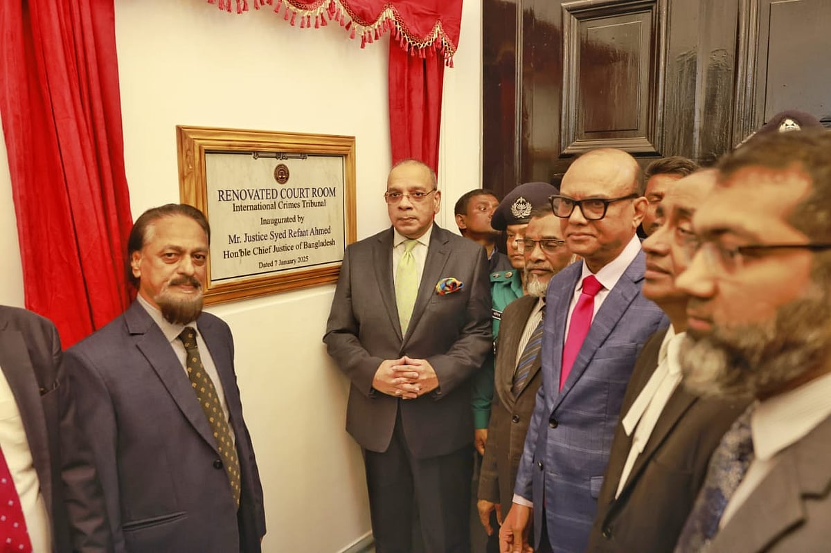 আন্তর্জাতিক অপরাধ ট্রাইব্যুনালের সংস্কার করা মূল ভবন ও এজলাসকক্ষ আজ মঙ্গলবার উদ্বোধন করেছেন প্রধান বিচারপতি সৈয়দ রেফাত আহমেদ
