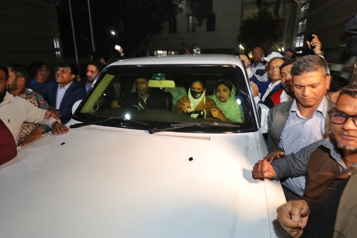 খালেদা জিয়ার সফরসঙ্গীদের মধ্যে রয়েছেন তাঁর দীর্ঘদিনের পরিচর্যাকারী গৃহকর্মী ফাতিমা বেগমও