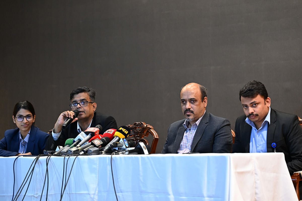 রাজধানীর ফরেন সার্ভিস একাডেমিতে আজ মঙ্গলবার সন্ধ্যায় আয়োজিত প্রেস  ব্রিফিংয়ে প্রধান উপদেষ্টার প্রেস টিমের সদস্যরা