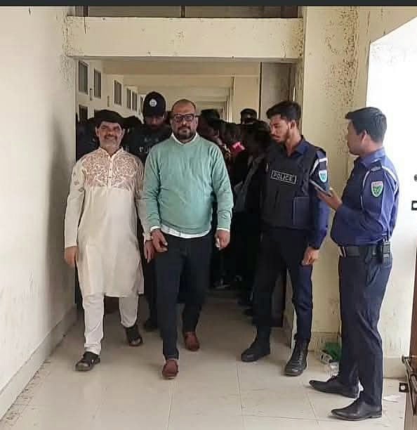 সুনামগঞ্জে রিমান্ড শুনানি শেষে সাবেক পৌর মেয়র নাদের বখত (বাঁয়ে) ও জেলা স্বেচ্ছাসেবক লীগের সম্পাদক জুবের আহমদকে কারাগারে নিচ্ছে পুলিশ। আজ মঙ্গলবার দুপুরে আদালত প্রাঙ্গণে