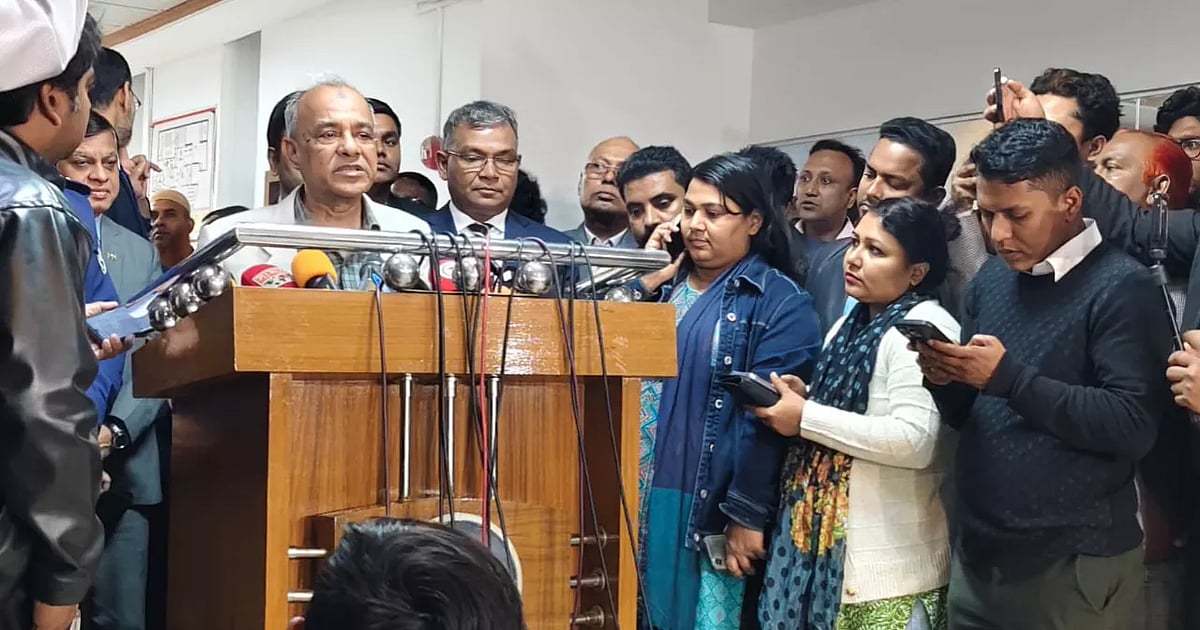 স্বরাষ্ট্র উপদেষ্টা লেফটেন্যান্ট জেনারেল (অব.) জাহাঙ্গীর আলম চৌধুরী আজ মঙ্গলবার রাজধানীর মালিবাগে পুলিশের বিশেষ শাখা (এসবি) ও অপরাধ তদন্ত বিভাগের (সিআইডি) প্রধান কার্যালয় পরিদর্শন শেষে সাংবাদিকদের সঙ্গে কথা বলেন