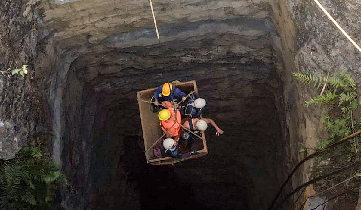 আটকে পড়া শ্রমিকদের উদ্ধারে কাজ করছে সেনাবাহিনী