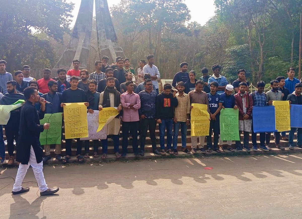 চট্টগ্রাম বিশ্ববিদ্যালয়ে শিক্ষার্থীদের মানববন্ধন। আজ দুপুরে ক্যাম্পাসে শহীদ মিনারের সামনে