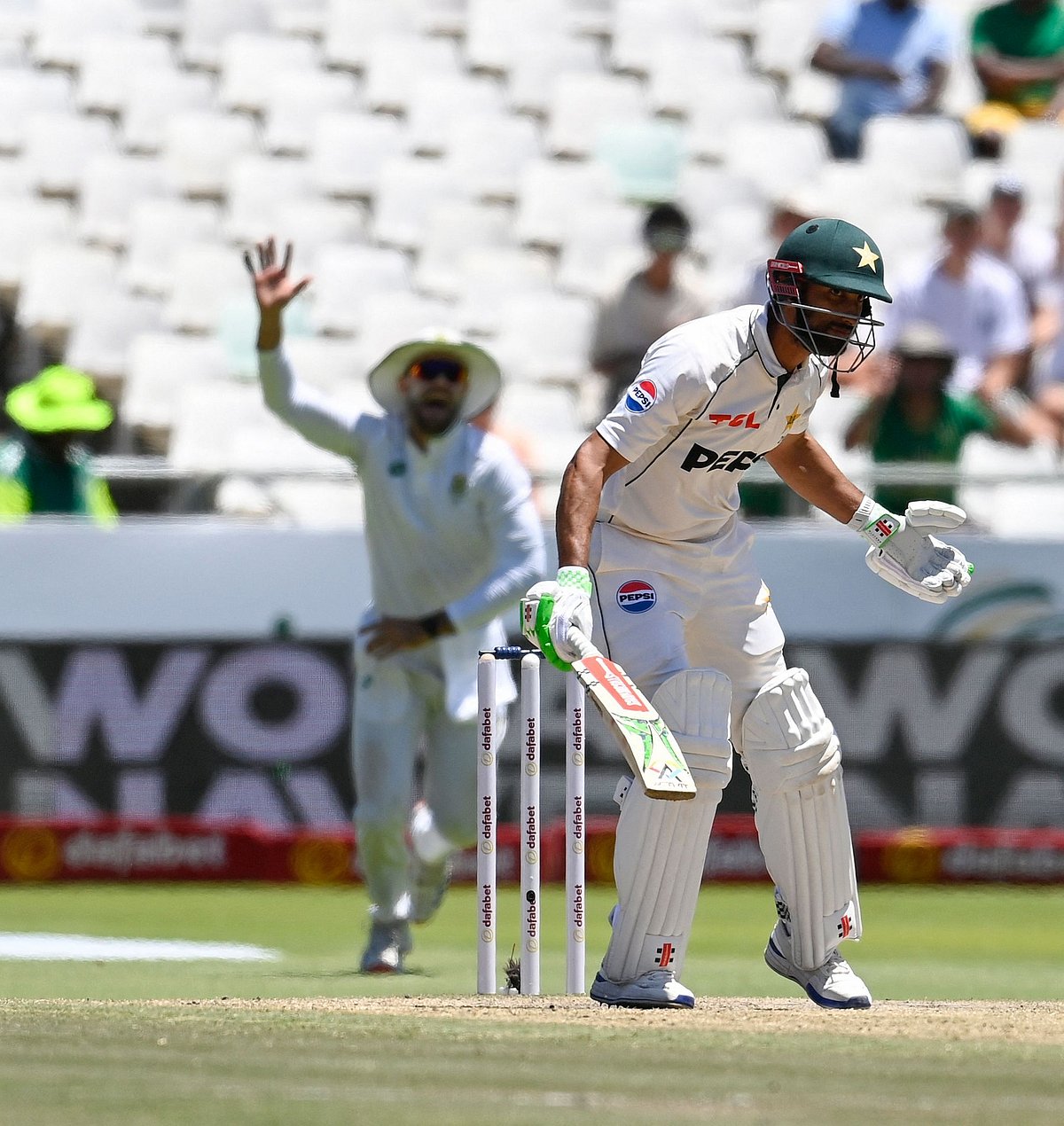 বলটি পায়ে লাগার পর শান মাসুদের প্রতিক্রিয়া