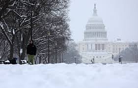ভয়াবহ তুষারঝড়ে যুক্তরাষ্ট্রের ওয়াশিংটন ডিসিতে কংগ্রেস ভবন ক্যাপিটল হিলের সামনে বরফ জমেছে