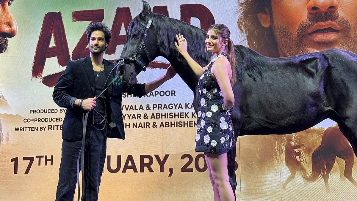 মুম্বাইয়ের মেহেবুব স্টুডিওতে আজাদ-এর ট্রেলার মুক্তির অনুষ্ঠানে আনা হয়েছিল কালো রঙের ঘোড়াটি