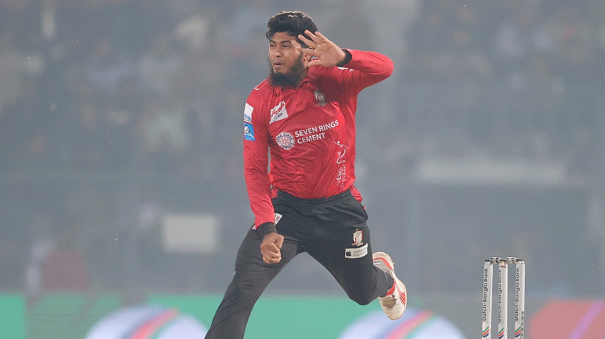 রিশাদ হোসেন গতকাল ৩ উইকেট নিয়েছেন