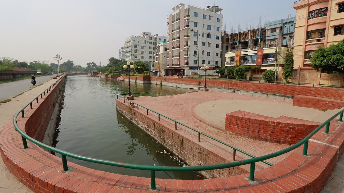 লেকের পাড় ধরে তৈরি হচ্ছে সারি সারি উঁচু দালান