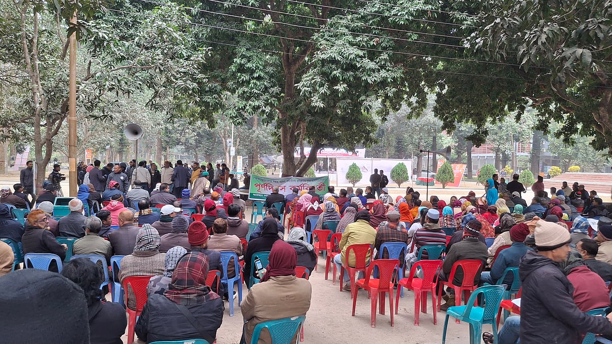 রাজশাহী বিশ্ববিদ্যালয়ের ভর্তি পরীক্ষায় পোষ্য কোটা পুনর্বহালের দাবিতে কর্মবিরতি। আজ বেলা ১১টার দিকে ক্যাম্পাসের লিচু চত্বরে