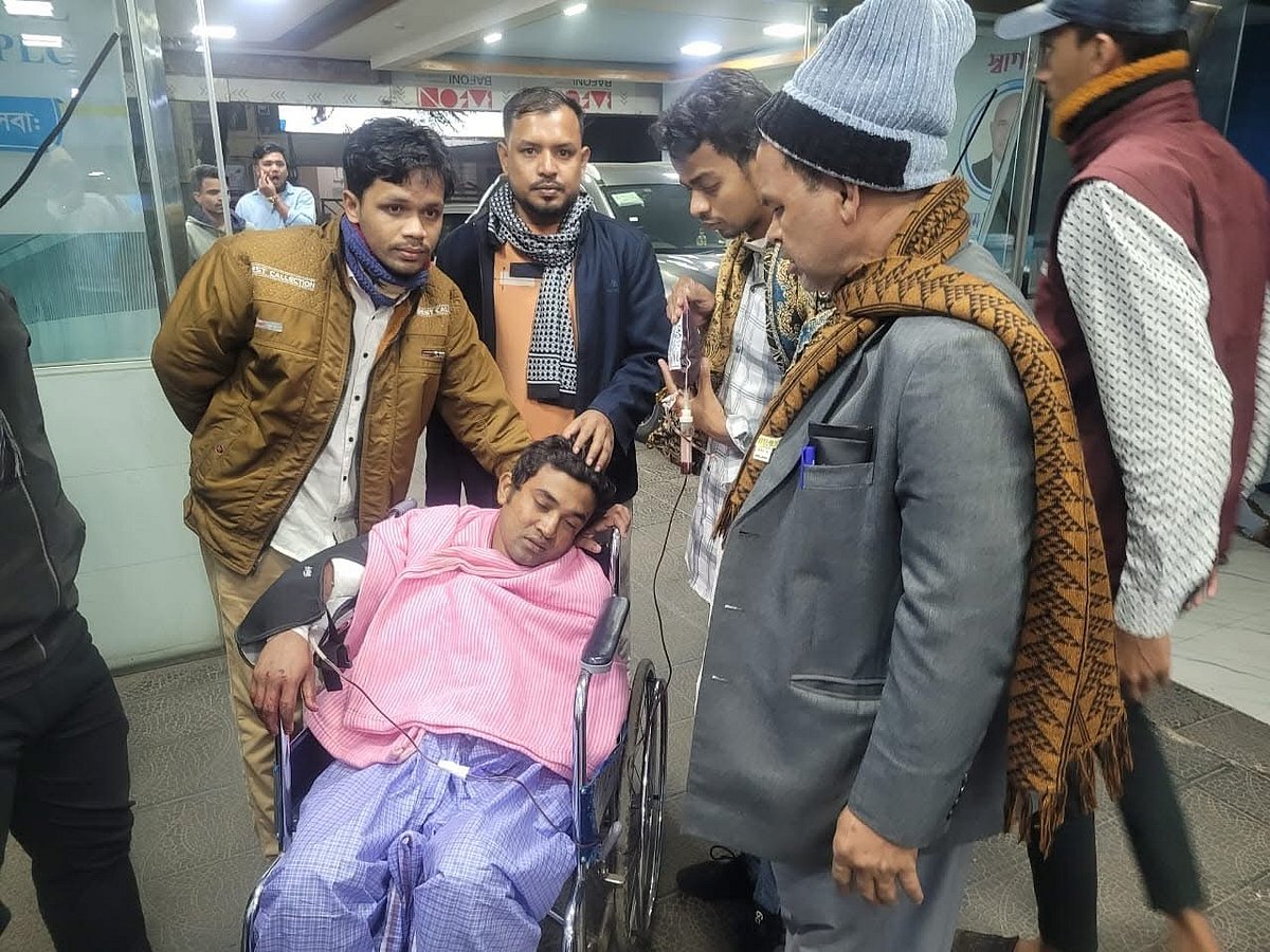 ছুরিকাঘাতে আহত রেলওয়ের রামু স্টেশনের সহকারী স্টেশন মাস্টার আকতার হোসেনকে উন্নত চিকিৎসার জন্য ঢাকায় পাঠানো হচ্ছে। গতকাল দিবাগত রাত দেড়টায় কক্সবাজার সদর হাসপাতালে