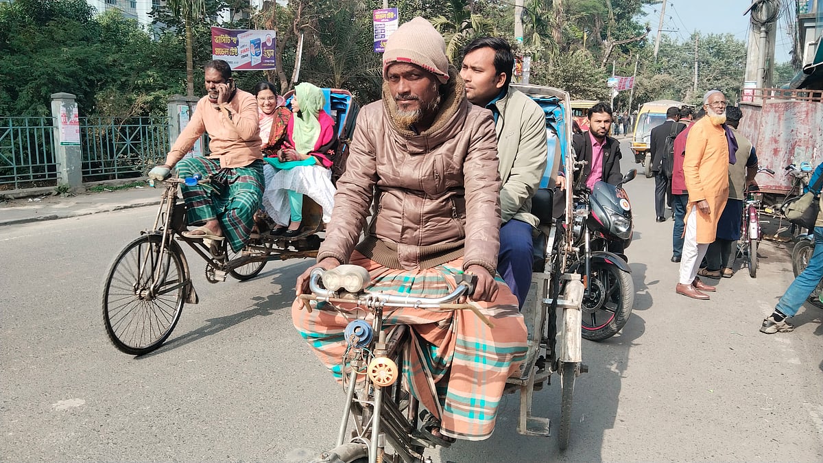 শীত উপেক্ষা করে গন্তব্যে ছুটছেন লোকজন। বুধবার যশোর শহরে