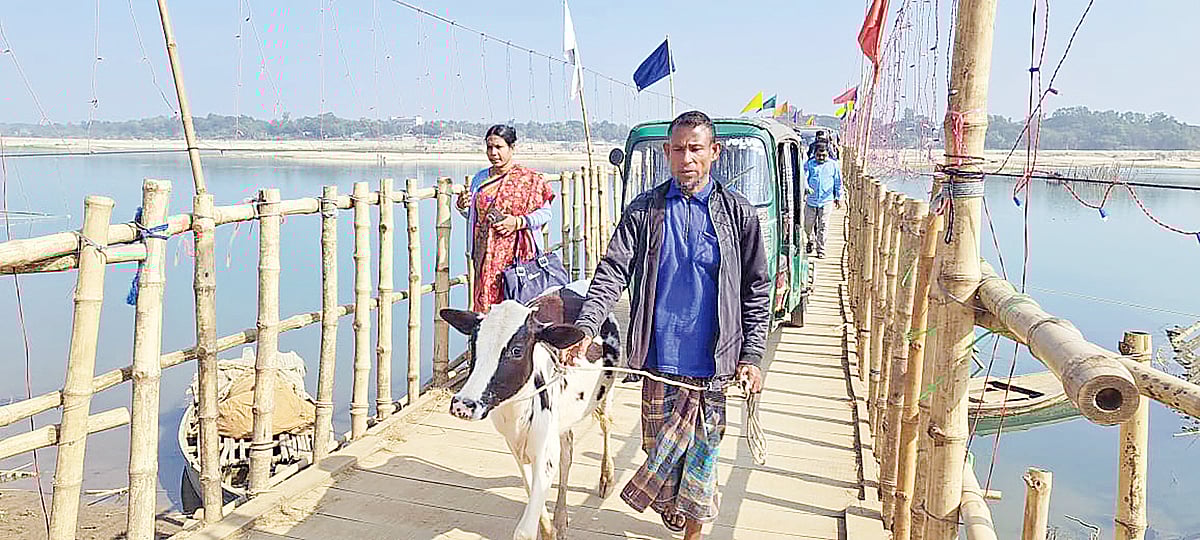 নেত্রকোনার দুর্গাপুর উপজেলায় সোমেশ্বরী নদীর ওপর নির্মিত দীর্ঘ এ সেতু সহজ করেছিল মানুষের যাতায়াত। তবে সেতুটি এখন ভাঙা অবস্থায় আছে