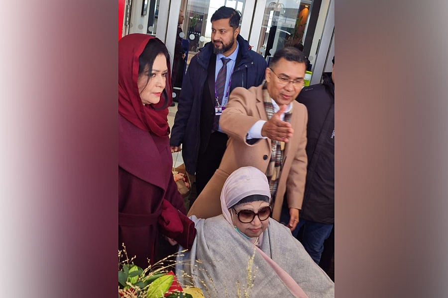 লন্ডনের হিথরো বিমানবন্দর থেকে খালেদা জিয়াকে নিয়ে বের হন ছেলে তারেক রহমান ও তাঁর স্ত্রী জুবাইদা রহমান। চিকিৎসার জন্য গত বুধবার যুক্তরাজ্যে পৌঁছান তিনি।