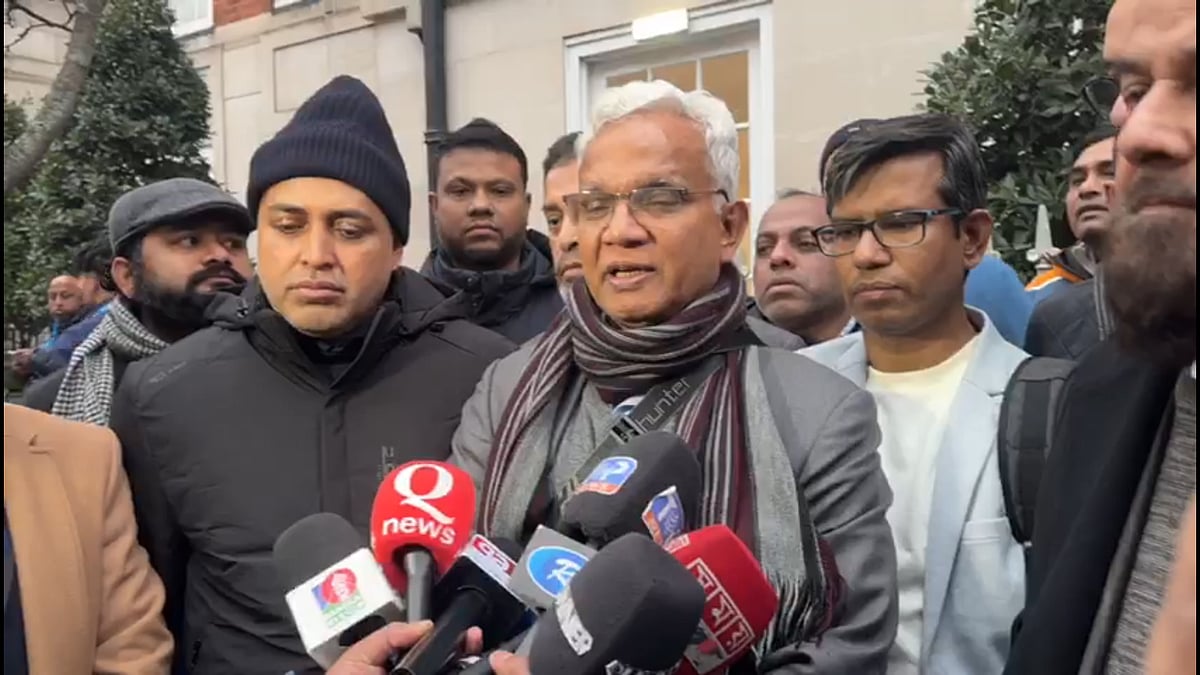 সাংবাদিকদের সঙ্গে কথা বলছেন বিএনপির চেয়ারপারসনের ব্যক্তিগত চিকিৎসক অধ্যাপক এ জেড এম জাহিদ হোসেন। বুধবার লন্ডনে