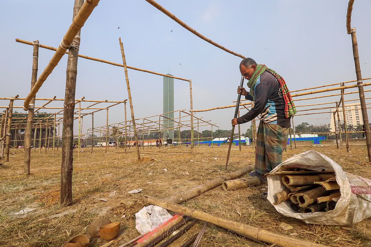 অমর একুশে বইমেলার জন্য স্টল তৈরির কাজ চলছে। এবারও মেলা হবে বাংলা একাডেমি চত্বর ও সোহরাওয়ার্দী উদ্যানে। উদ্যানের মাঠে কাজে ব্যস্ত একজন কর্মী। ঢাকা, ৯ জানুয়ারি