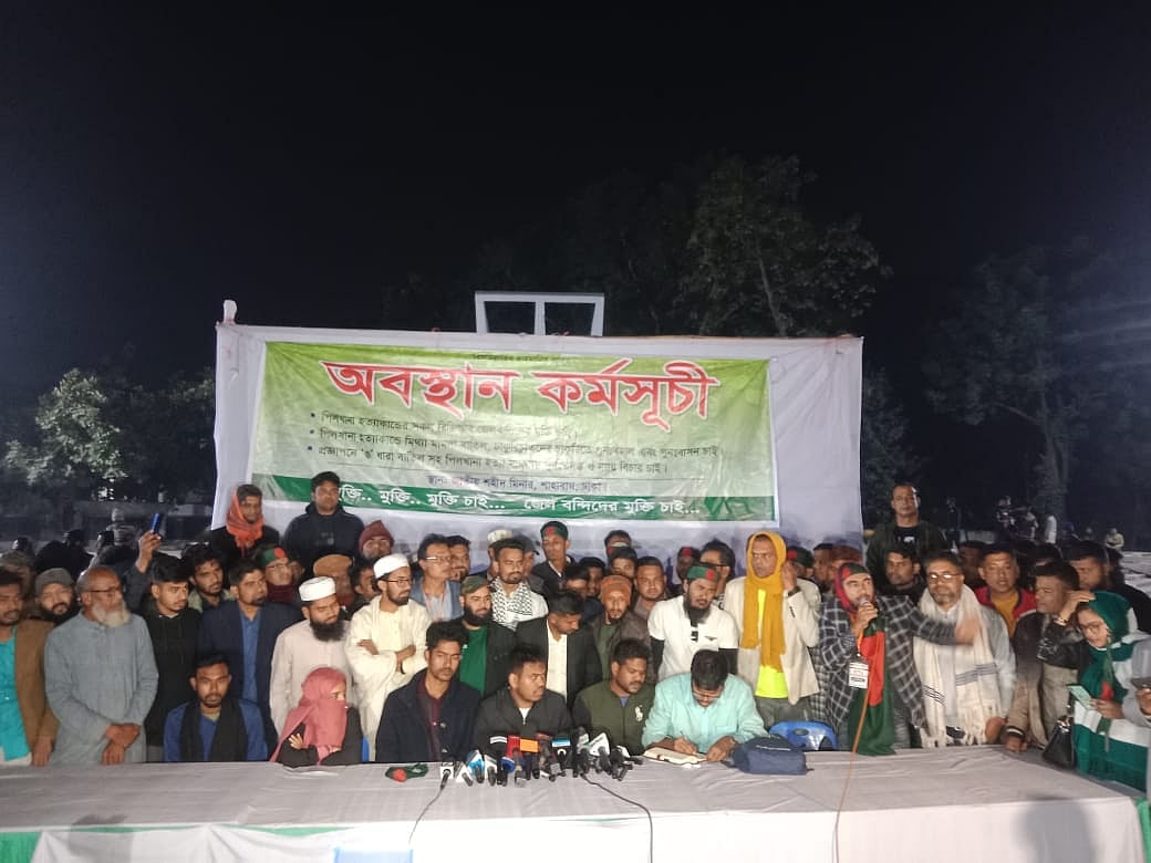 সংবাদ সম্মেলনে কথা বলছেন বৈষম্যবিরোধী ছাত্র আন্দোলনের নির্বাহী কমিটির সদস্য মাহিন সরকার। আজ বৃহস্পতিবার সন্ধ্যায় কেন্দ্রীয় শহীদ মিনারে