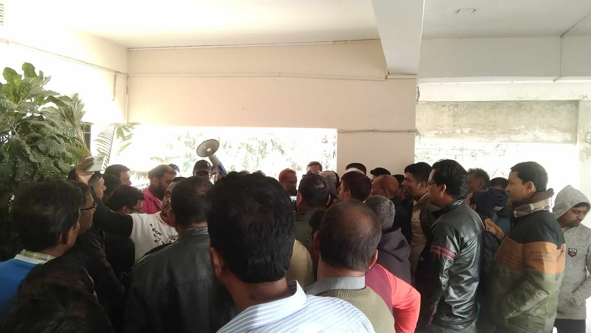 এমএলএসএসদের গণহারে পদোন্নতির দাবিতে পশ্চিমাঞ্চল রেলওয়ে শ্রমিক দলের বিক্ষোভ। বৃহস্পতিবার দুপুরে রাজশাহীতে পশ্চিমাঞ্চল রেলওয়ের প্রধান কার্যালয়ে